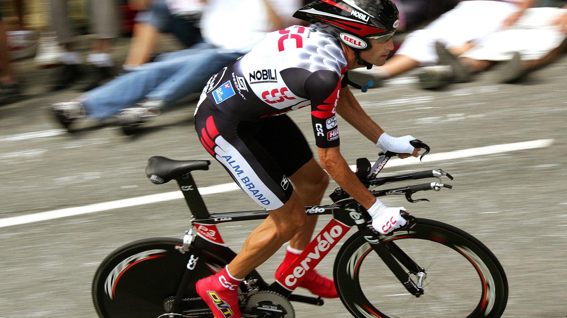 迈凯伦沉默引猜测,社交媒体成绩公告未更新,车队策略与体育精神受审视