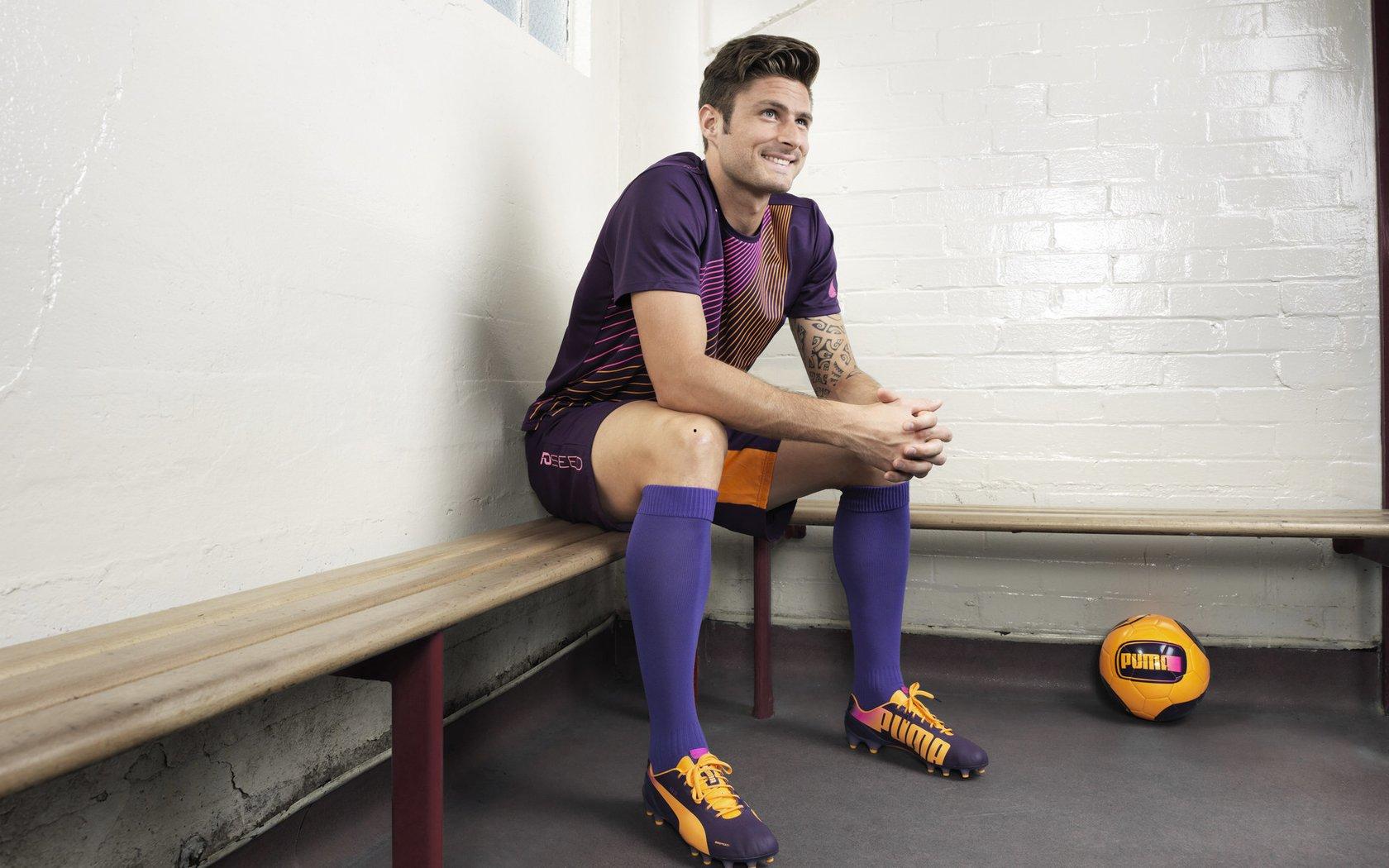 梅西连续两日建功致敬传奇，糖果盒球场六万球迷见证历史时刻